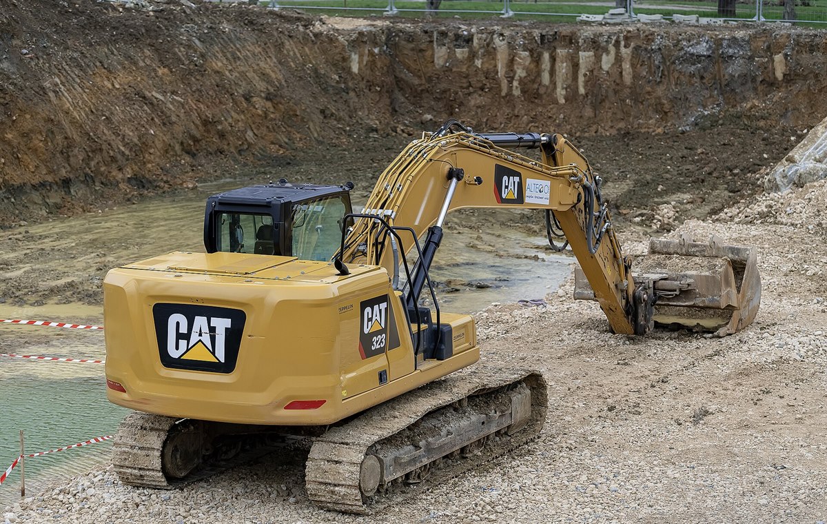 Used CAT323 Excavator detail photo