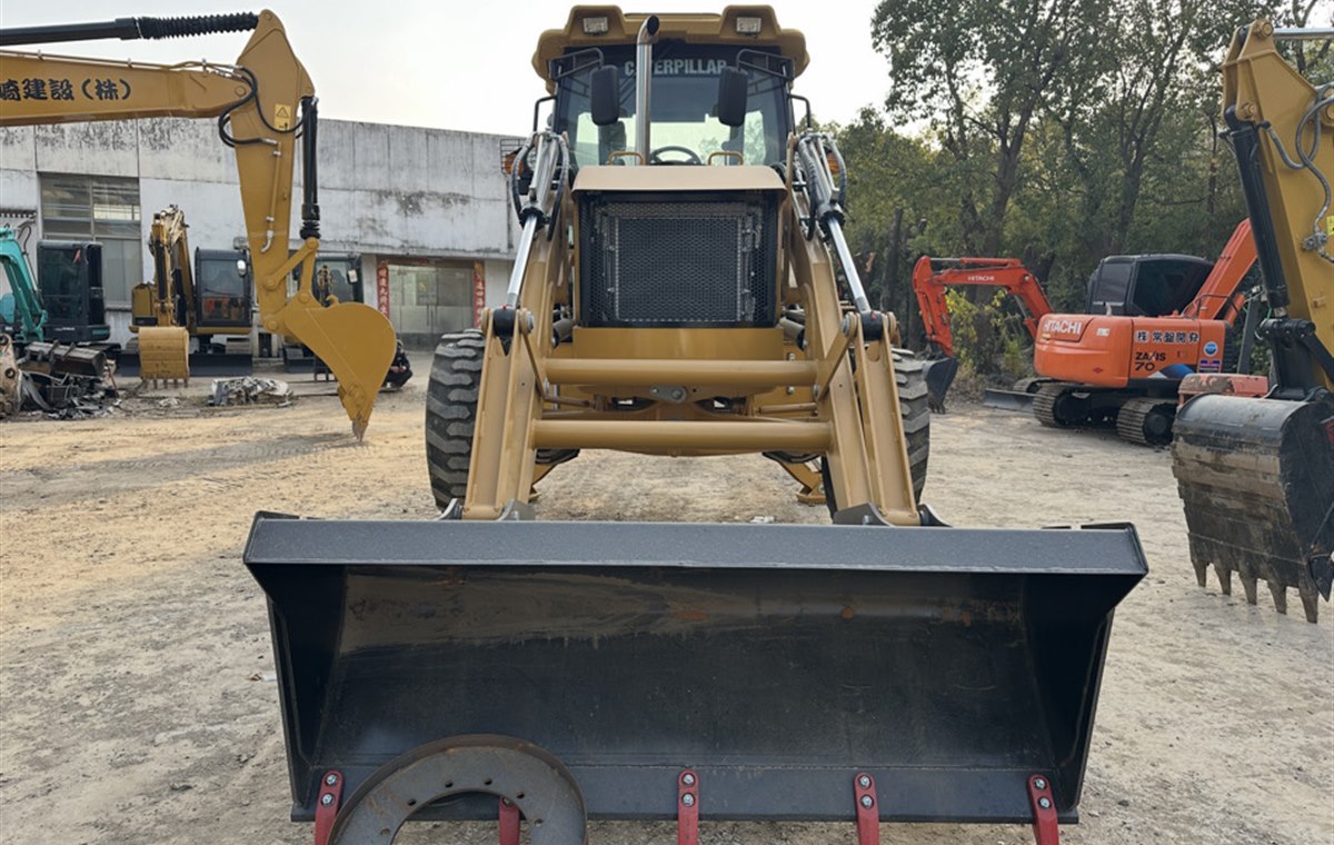 Used Caterpillar Excavator CAT 420 detail photo