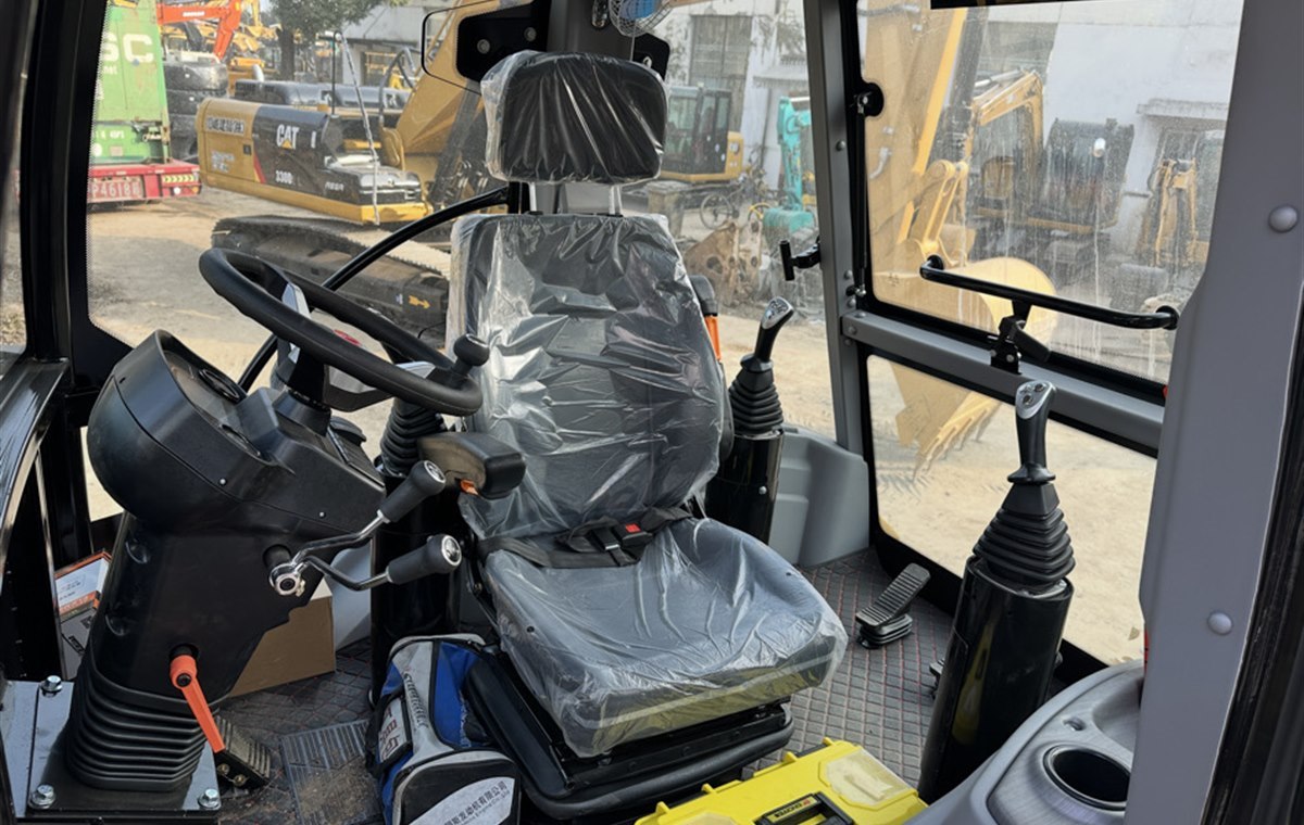 Used Caterpillar Excavator CAT 420 detail photo