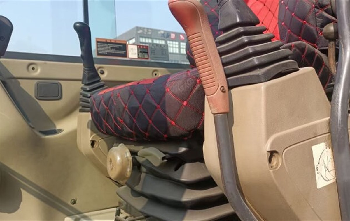 Used Doosan DH60 Excavator detail photo