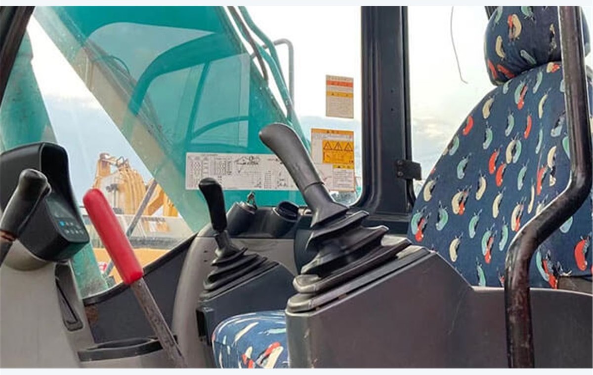 Used Kobelco SK130 Excavator detail photo