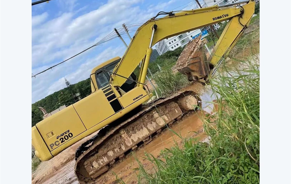 Used Komatsu PC200-6 Excavator detail photo