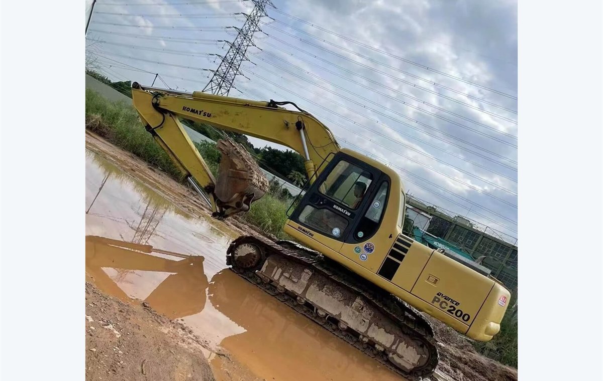 Used Komatsu PC200-6 Excavator detail photo