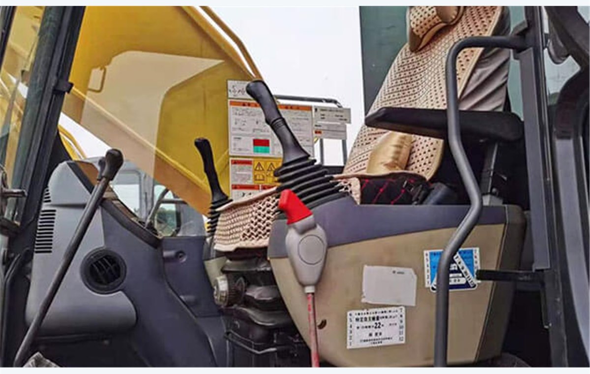 Used Komatsu PC200-8 detail photo
