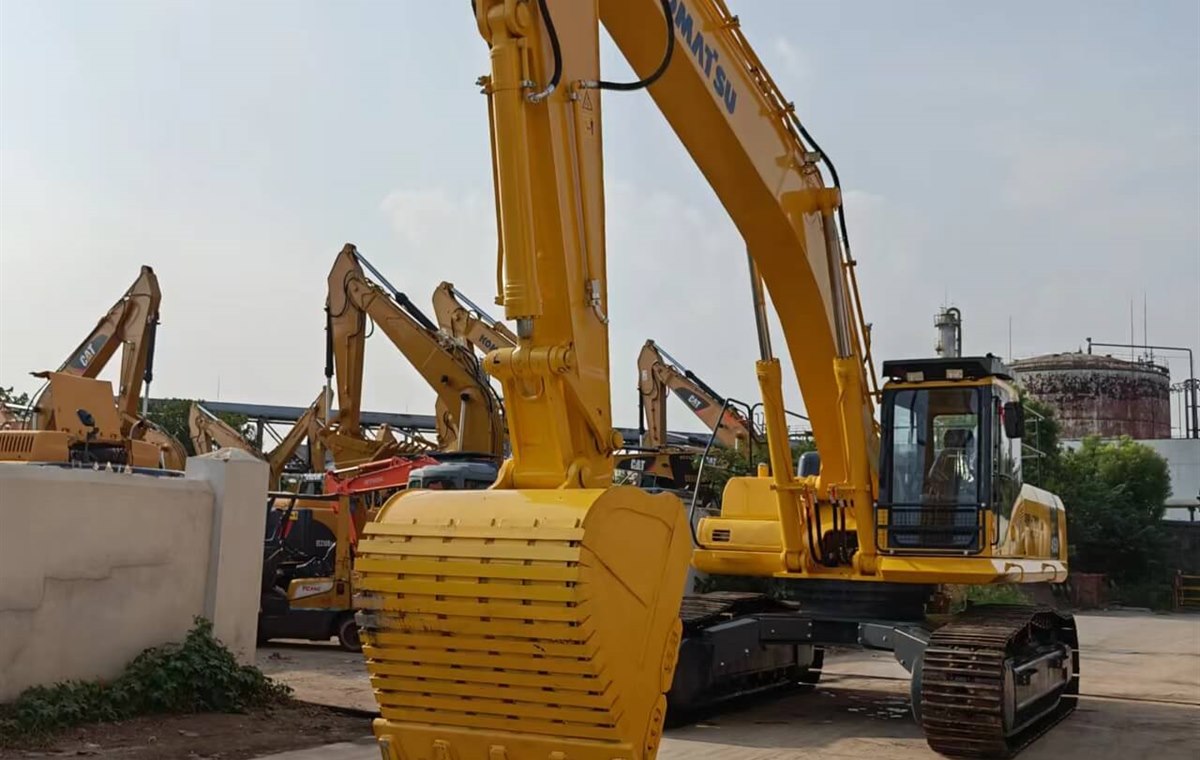 Used Komatsu PC450-7 Excavator detail photo