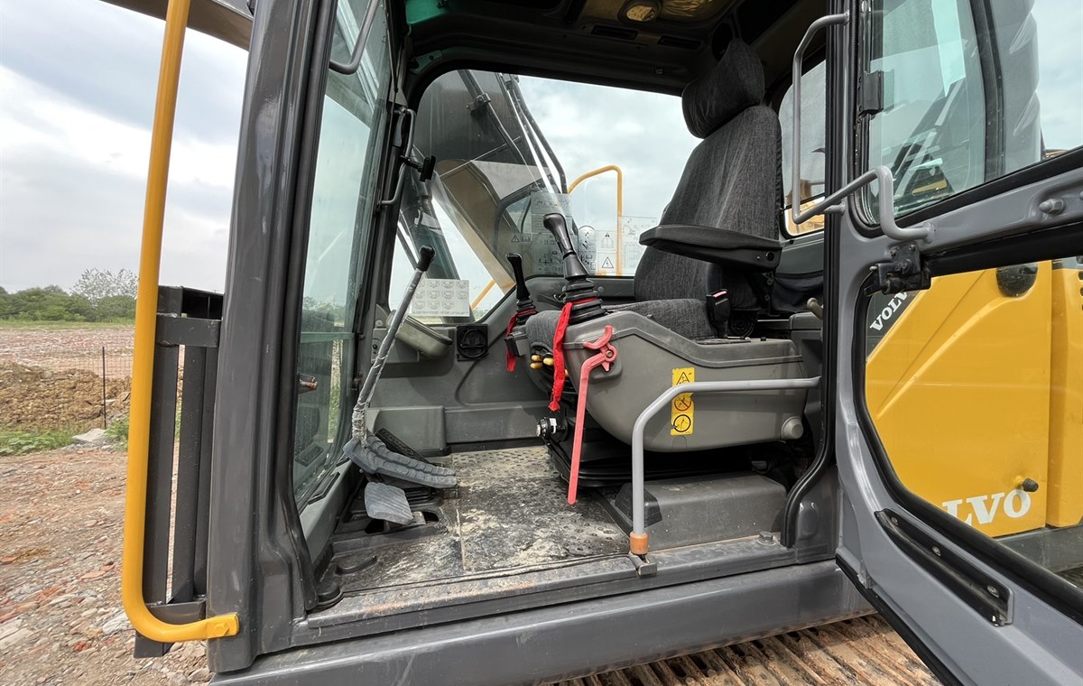 Used Volvo EC140D Excavator detail photo