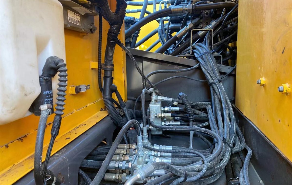 Used Volvo EC200D Excavator detail photo