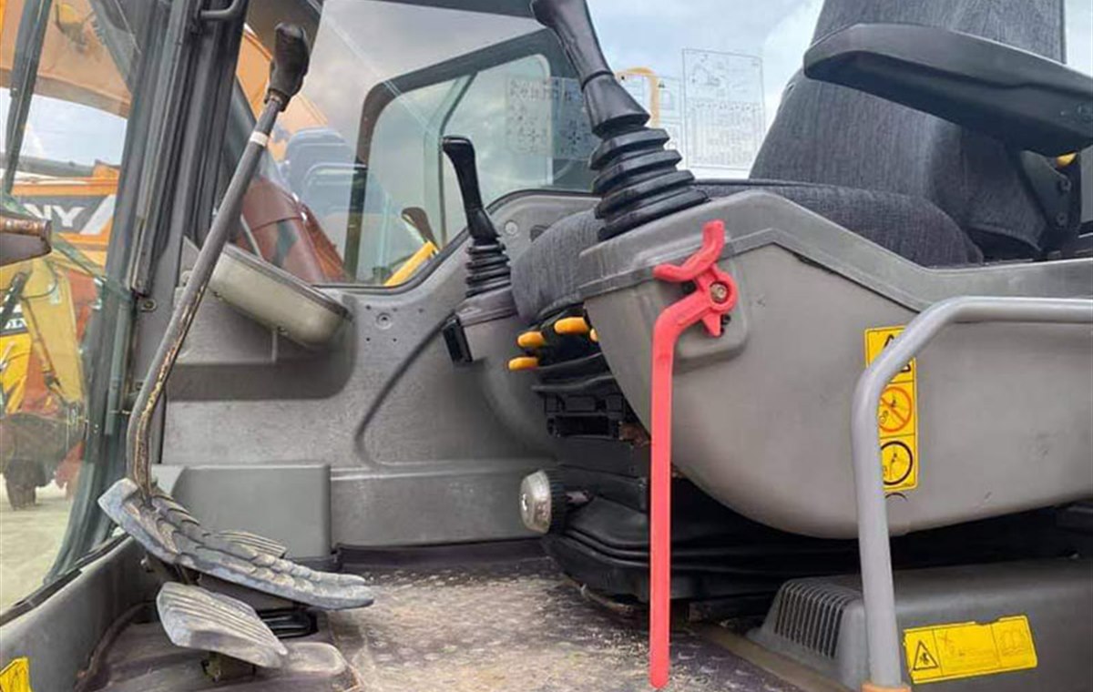 Used Volvo EC210D Excavator detail photo